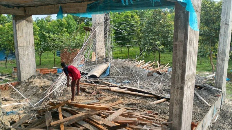 পঞ্চগড়ে নির্মাণাধীন স্কাউট ভবনের বীম ধসে পড়ায় মান নিয়ে প্রশ্ন